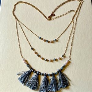 Soo pretty 3 strand gold tone necklace